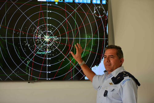 Jorge Roberto Ruiz, comandante de la Fuerza Aérea Guatemalteca, explica el funcionamiento de los radades. (Foto: Jesús Alfonso/Soy502)  