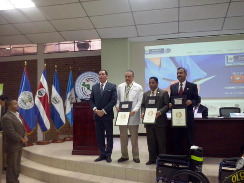 Los directores galardonados son Carlos Soto del hospital Rosevelt, Renato Estrada de Amatitlán y Alfredo Longo de San Marcos. (Foto Marcia Zavala/Soy502)