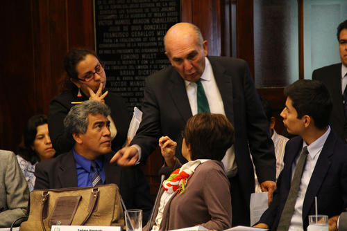 Mario Taracena, de la UNE, se tomó a la tarea de explicarle a cada diputado sus propuestas para que no existieran confusiones. (Foto: Alexis Batres/Soy502)