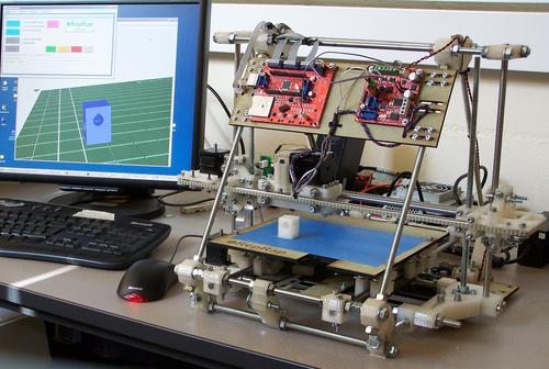 Esta opción te permite multiplicar las capacidades de impresión 3D pero la tienes que armar tú mismo. (Foto: Wikipedia)