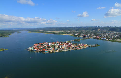 La isla de Flores, Petén es el punto clave de donde salen los visitantes hacia los sitios arqueológicos y bosques protegidos de la Reserva de la Biosfera Maya. (Foto: Conap)