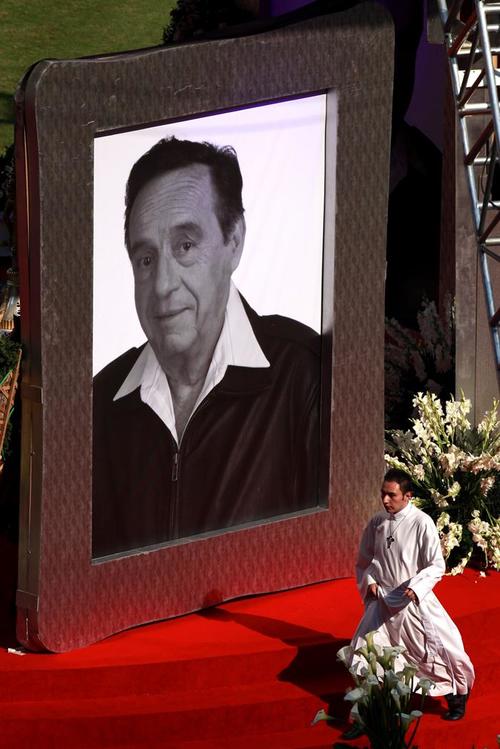 Se calcula que más de 40 mil personas estuvieron en el homenaje a Chespirito, quien falleció este viernes a los 85 años. (Foto: EFE)