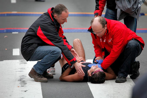 Para correr 21k debes asegurarte de no correr riesgos médicos. No quieres ser la persona tirada en el piso. (Foto: blogslanacion.com.ar)