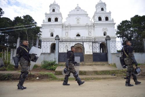 Alrededor de 900 militares y 900 policías permanecen en San Juan Sacatepéquez. (Foto: Deccio Serrano/Soy502) 