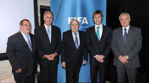 El guatemalteco Rafael Salguero, primero en la fila, junto a directivos de FIFA. (Foto: FIFA)