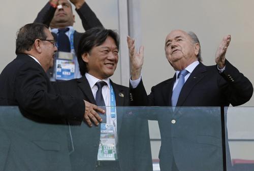 El guatemalteco Rafael Salguero, primero en la imagen, junto al costarricense Eduardo Li, detenido en Suiza, y Joseph Blatter, presidente de la FIFA. (Foto: FIFA) 
