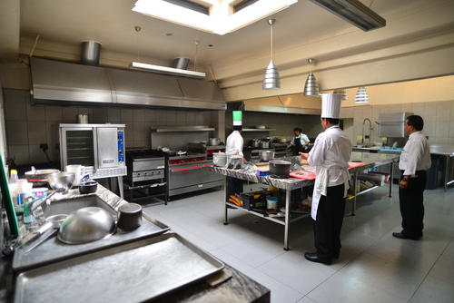 La cocina de Casa Presidencial. En este lugar se preparan los alimentos del Mandatario y su familia. (Foto: Wilder López/Soy502) 