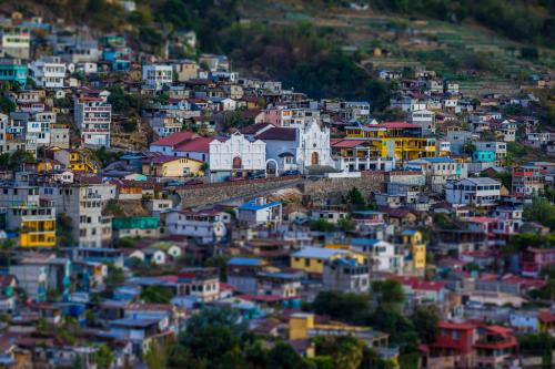 El paisaje de San Antonio Palopó está lleno de color; también puedes disfrutar del mágico lago de Atitlán. (Foto: Iván Castro)