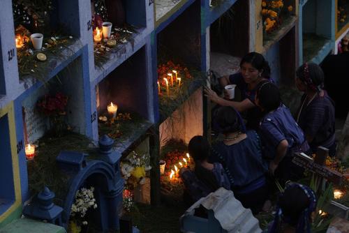 Los pobladores de San Antonio Palopó iluminan las tumbas de sus seres queridos. (Foto: Esteban Biba/EFE) 