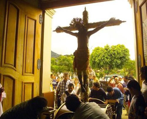 La comunidad de Alajuelita en Costa Rica, venera con una procesión al Cristo Negro de Esquipulas. 