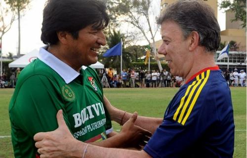 Morales y Evo disfrutaron de un partido de fútbol en la pasada cumbre de las Américas en Bogotá en 2012. (Foto: Lapatria)