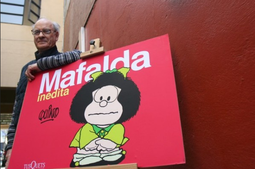 Mafalda junto a Quino, su creador, quien tiene actualmente 81 años. (Foto: EFE)