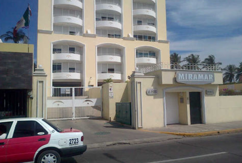 Fachada y entrada a la torre de 10 pisos. (Foto: Cynthia Valdez)