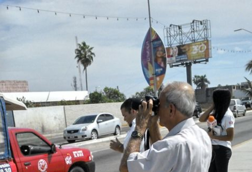 Los curiosos se detienen cuando pasan frente al condominio para captar fotos del lugar. (Foto: Joaquín Hernández)