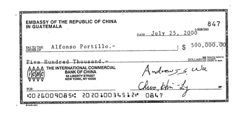 Este es uno de los tres cheques entregados a Alfonso Portillo. (Foto:Soy502)
