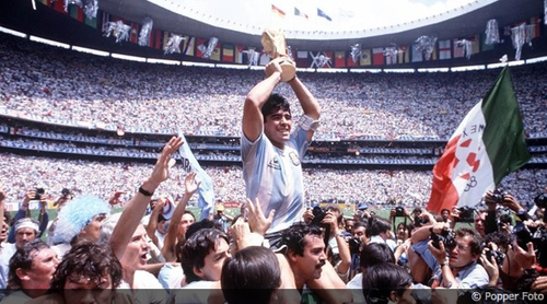 Maradona alzando la Copa del Mundo, en México 1986. 