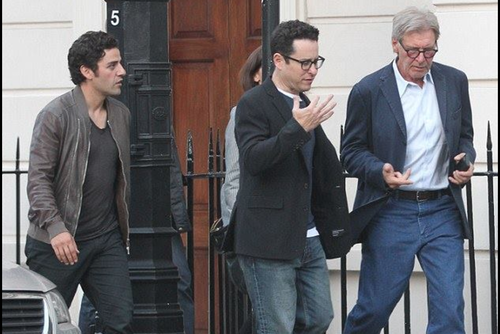 J.J. Abrams, Harrison Ford y Oscar Isaac caminan juntos por las calles de Londres. (Foto: Star Wars Now)