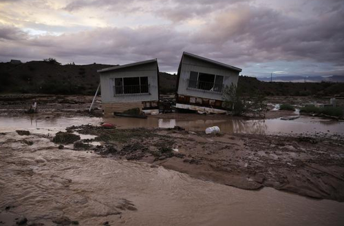 El agua rodea una casa en Nevada. (Foto: El Nuevo Herald) 