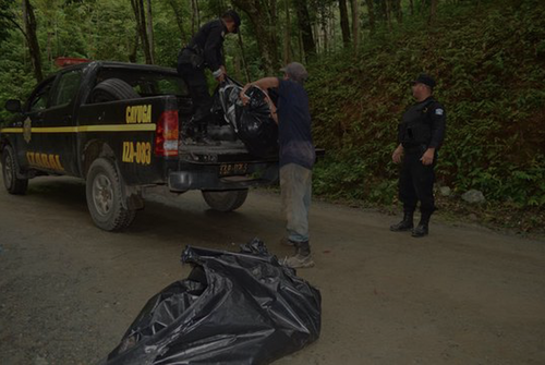 Una familia fue asesinada en su vivienda este sábado. Según la narración de testigos, alrededor de 20 individuos con el rostro cubierto y armados con fusiles AK-47 pidieron la devolución de un "pavo real" (Foto: PNC)