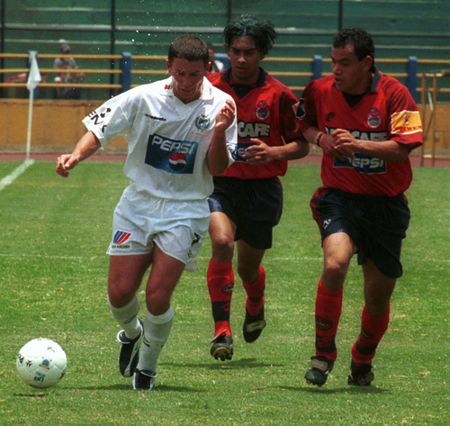 En 1998 vino por primera vez Rolando Fonseca a Guatemala, luego volvió en tres etapas diferentes. En la imagen es marcado por Julio Girón y Carlos el "Pescado" Ruiz. (Foto: Archivo/Nuestro Diario)