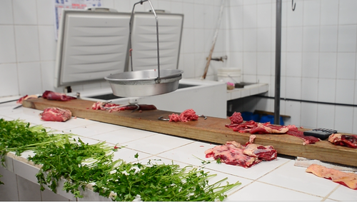 Los expendedores de carne de res cumplen tres días sin comprar el producto a los abastecedores y en las carnicerías ya se puede observar el desabastecimiento de la carne roja. (Foto: Jesús Alfonso/Soy502) 