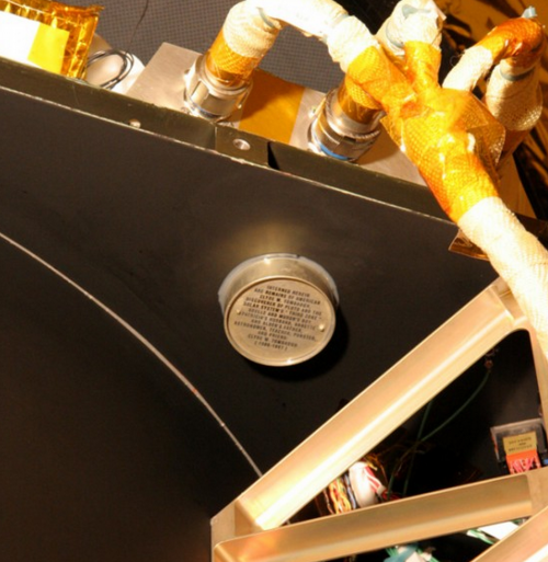 Este recipiente contiene las cenizas de Clyde Tombaugh, el científico que descubrió Plutón. (Foto: pluto.jhuapl.edu)