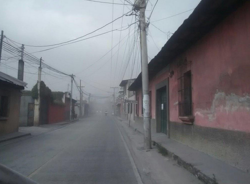 La ceniza también está cayendo en Antigua Guatemala. (Foto: Cortesía Wilfredo Aquino)