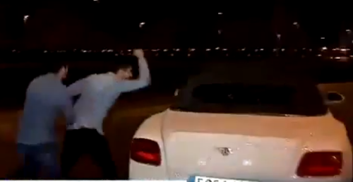 Aficionados insultaron a los jugadores tras su salida del estacionamiento en Valdebebas. (Foto: Internet)