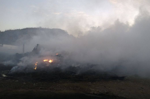 Imagen del incendio a las 7 de la mañana, cuando los bomberos lo habían logrado controlar. (Foto: PampichiNews)