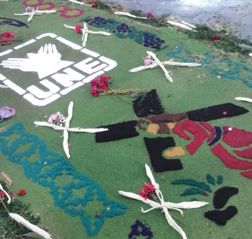 Esta alfombra fue realizada en Santa María de Jesús, Sacatepéquez por el candidato a alcalde de la UNE. (Foto: Tomada de Twitter)