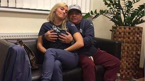 Las manos de Maradona causan conmoción en las redes sociales. (Foto: Twitter)