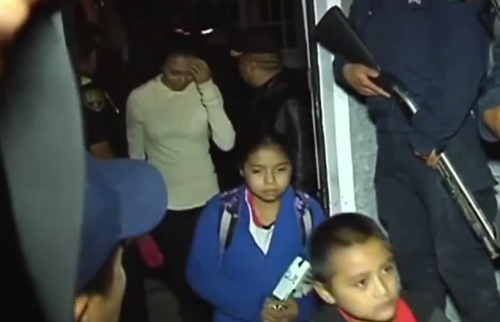 Entre los 103 migrantes rescatados de una vivienda en México figuran 14 menores de edad. (Foto: YouTube) 