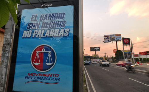Esta publicidad del partido Movimiento Reformador ya es vista en varios  lugares de la ciudad. (Foto: Wilder López)