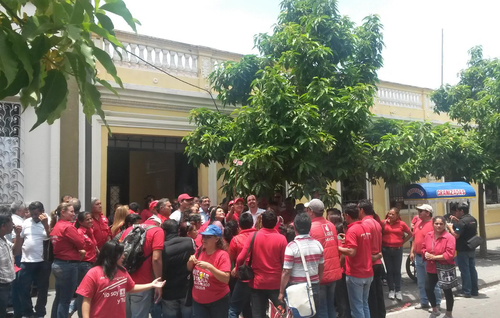 Los simpatizantes que acompañaron a Amílcar Rivera lo esperaron afuera de las oficinas del Tribunal Supremo Electoral. (Foto: Soy502)