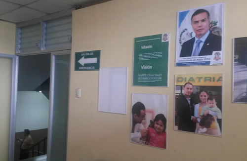 En las oficinas del IGSS, la foto de Juan De Dios Rodríguez sigue colgada en las paredes como presidente de la institución. (Foto: Soy502)