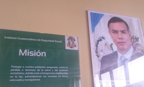 En algunas oficinas del IGSS la fotografía de Juan de Dios Rodríguez seguía en colgada de las paredes con el título de Presidente. (Foto: Archivo/Soy502)