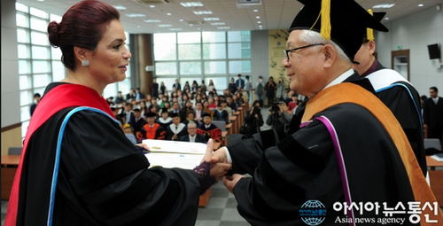 La vicepresidenta Baldetti viajó a Corea del Sur para recibir un Doctorado Honoris Causa. 