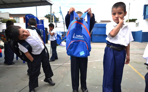 Las mochilas escolares ya no llegarán a todos los estudiantes de primaria. 750 mil 084 niños se quedarán sin recibirla. (Foto: Archivo/Soy502)
