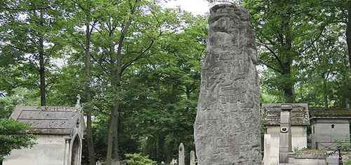 Miguel Angel Asturias está enterrado en el cementerio del Pére Lachaise en una de las tumbas más visitadas que destaca por su estela maya. (Foto: rutascervantes.es) 