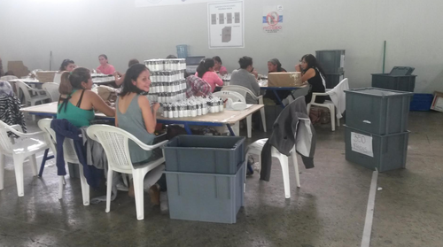 Las cajas electorales ya se preparan para ser enviadas con todo lo necesario a los centros de votación. (Foto: Soy502)