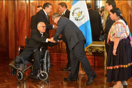 Los nuevos Ministros saludan al presidente Maldonado y al vicepresidente Fuentes Soria luego de ser juramentados. (Foto: Jesús Alfonso/Soy502)