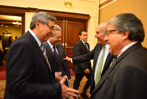 La reunión se realizó en un ambiente de cordialidad. En la fotografía el candidato a vicepresidente de FCN, Jafet Cabrera y el fiscal de ese partido, saludan y ríen con los fiscales de la UNE, Mario Taracena y César Fajardo. (Foto: Jesús Alfonso/Soy502)