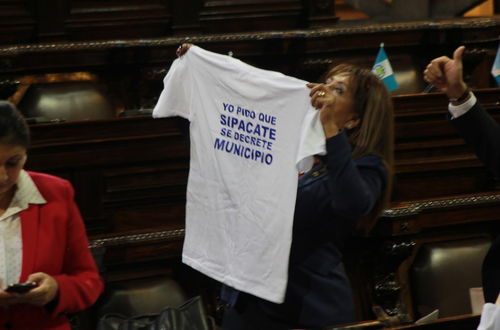 El debate en el Congreso terminó con saludos a los pobladores de Sipacate, una aldea que busca ser municipio. (Foto: Alejandro Balán/Soy502)