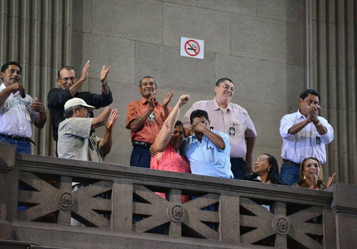 Los pobladores de Sipacate que estaban en el Congreso celebraron, sin embargo deberán esperar al martes para que oficialmente se convierta en municipio. (Foto: Wilder López/Soy502)