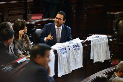 Varios diputados colocaron la playera que los vecinos de Sipacate les regalaron en señal de apoyo a la iniciativa de declararlo municipio. (Foto: Wilder López/Soy502)