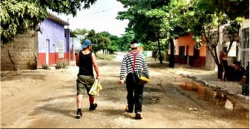 El joven dejó su país para que su madre pueda tener el tratamiento adecuado a base de su trabajo. (Foto: La Raza)