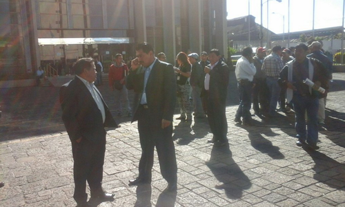Un grupo de alcaldes de occidente del país realizan una protesta frente al Ministerio de Finanzas, piden que se les asignen los recursos que se les adeudan. (Foto: Radio Punto)