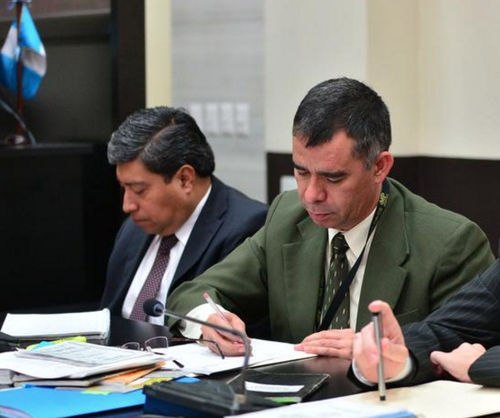 Antonio Morales (d) y Antulio Villatoro (i) durante una audiencia del caso La Línea, ambos fueron separados del mismo. (Foto: Archivo/Soy502) 