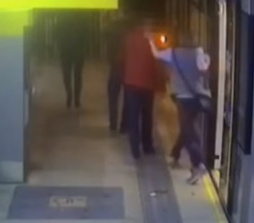 Momento en que inicia la pelea, luego de los hombres se bajaran del tren. 