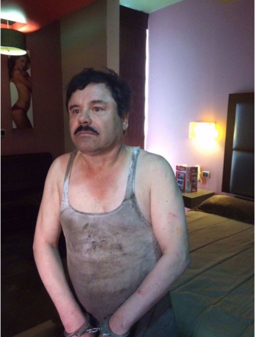 Esta es la supuesta imagen del momento en que capturaron a Joaquín "El Chapo" Guzmán.  (Foto:  Redes sociales) 